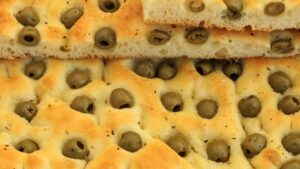Focaccia italiana com azeite e ervas que você vai se apaixonar