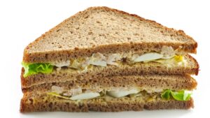 Sanduíche de frango com requeijão e ovo de dar água na boca a opção perfeita para um lanche completo e rápido