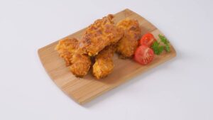 O barulho crocante desse frango empanado já entrega que ele ficou perfeito por dentro e por fora