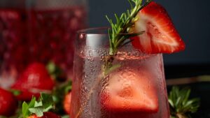 Gin tônica de morango gelada e refrescante, a opção perfeita para quem quer um drink bonito sem abrir mão do sabor