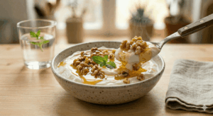 Iogurte natural com azeite mel e nozes para um café da manhã leve e sofisticado