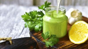 Gosta de molho verde? Veja essa receita fácil para fazer em casa