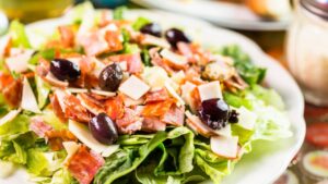 Salada italiana de dar água na boca a opção perfeita para um jantar leve sem abrir mão do sabor