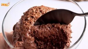 Misturou tudo e virou esse mousse de chocolate cremoso que está chamando atenção