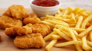 Nuggets de frango caseiros crocantes por fora e suculentos por dentro que viram sucesso na mesa