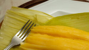 Transformando ingredientes simples, a pamonha assada vira uma experiência inesquecível