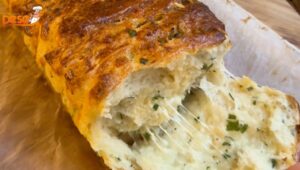 Perfeito para churrasco ou lanche, o pão de alho que todo mundo ama
