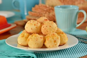 Pão de queijo de 3 ingredientes que fica pronto em minutos na air fryer