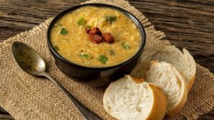 5 sopas e caldos para relaxar à noite