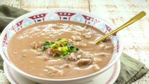 Sopa de feijão com macarrão de dar água na boca, a opção perfeita para quem quer sopa caseira sem abrir mão do sabor