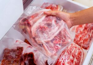 Como é o jeito certo de descongelar carne? Aprenda aqui