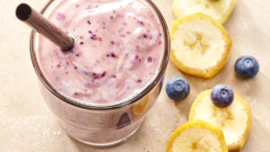 Em poucos minutos, essa vitamina de frutas fica pronta e surpreende no sabor